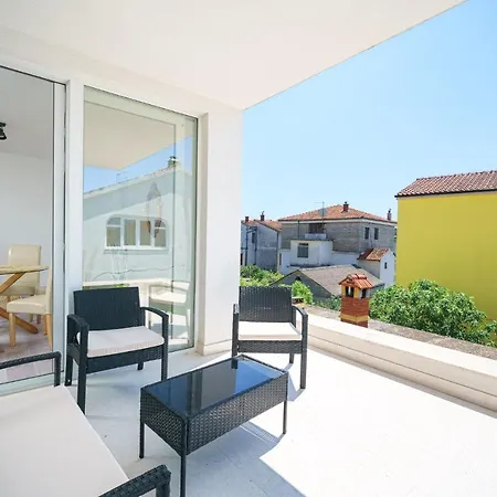 Regina Regina With Swimming Pool Jezera