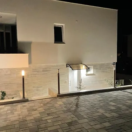 Regina Regina With Swimming Pool Jezera