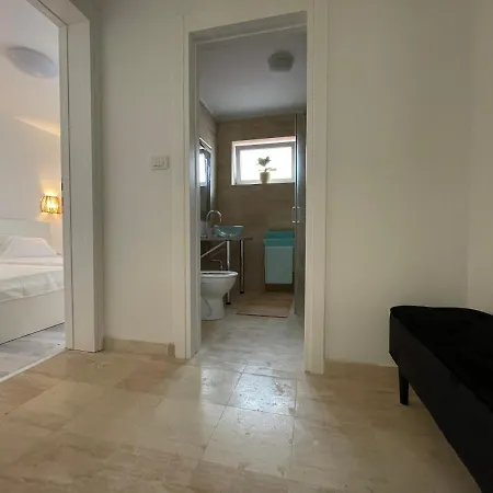 Regina Regina With Swimming Pool Jezera