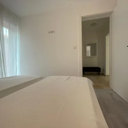 Regina Regina With Swimming Pool Jezera