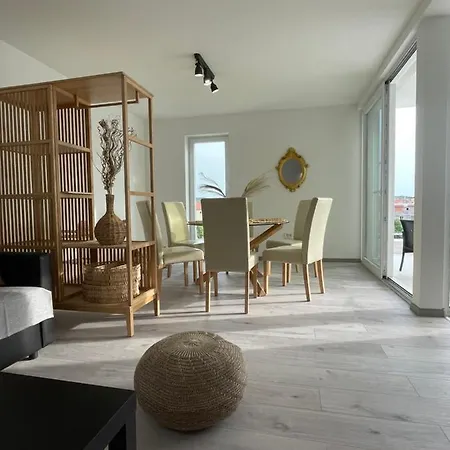 Regina Regina With Swimming Pool Jezera