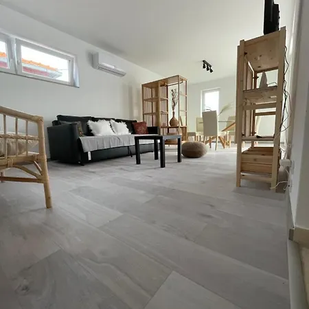 Regina Regina With Swimming Pool Jezera