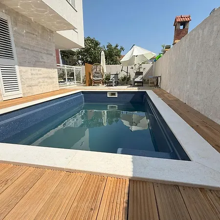 Regina Regina With Swimming Pool Jezera