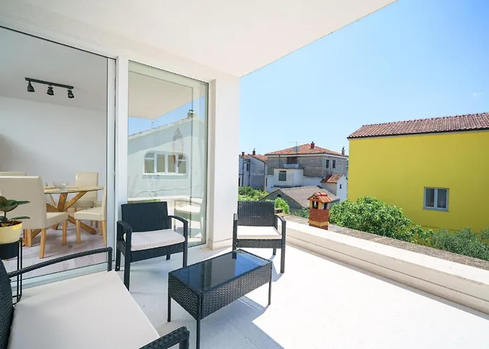 Regina Regina With Swimming Pool Езера