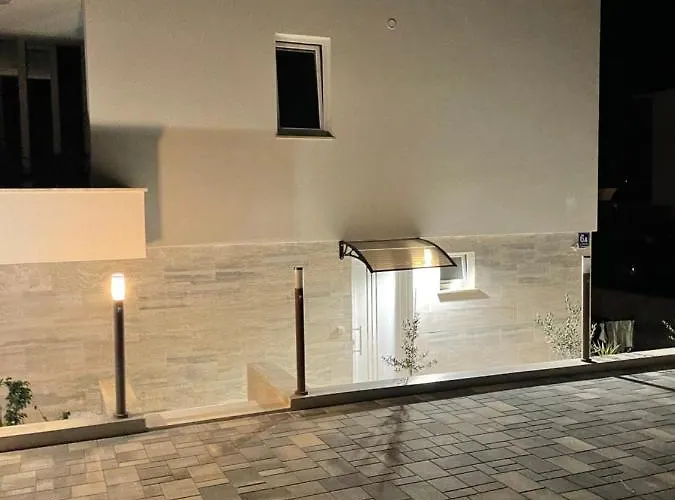 Regina Regina With Swimming Pool Езера