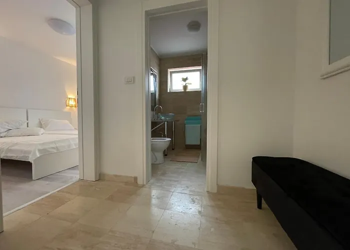 Regina Regina With Swimming Pool Jezera