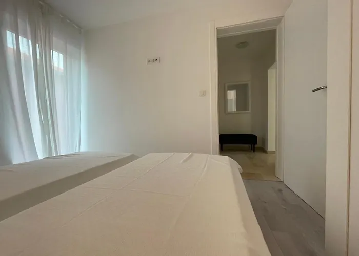 Regina Regina With Swimming Pool Jezera