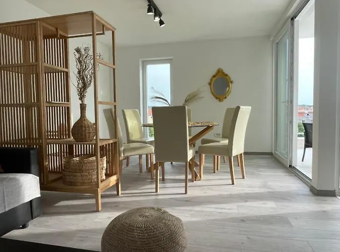 Regina Regina With Swimming Pool Езера